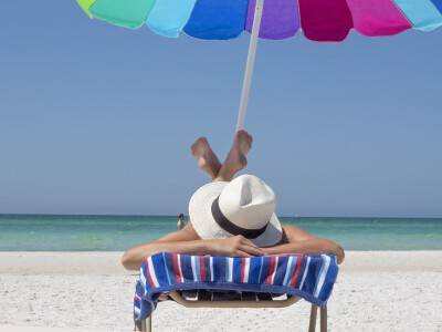 Lit de plage avec parasol gratuit